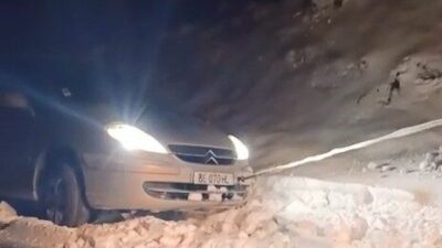 Elazığ ilinde, kar yağışı nedeniyle mahsur kalan bir araca yardım