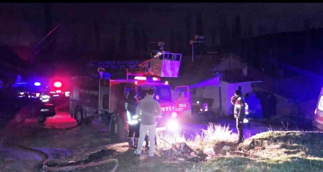 Kütahya’nın Emet ilçesinde bulunan iki katlı bir ahşap evde meydana