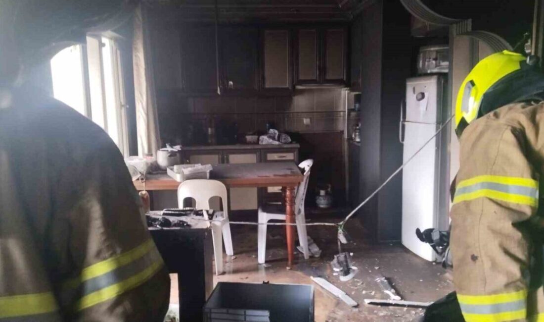 Erdek ilçesinde bir apartman dairesinde başlayan yangın, olay yerine gelen