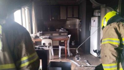 Erdek ilçesinde bir apartman dairesinde başlayan yangın, olay yerine gelen