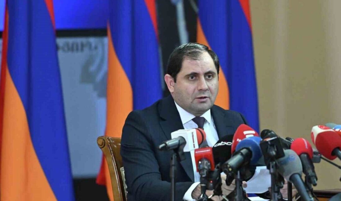 Ermenistan Savunma Bakanı Suren Papikyan, basın toplantısında ülkenin savunma politikalarına