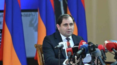 Ermenistan Savunma Bakanı Suren Papikyan, basın toplantısında ülkenin savunma politikalarına
