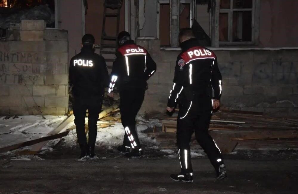 Erzincan İl Emniyet Müdürlüğü ekipleri tarafından gerçekleştirilen operasyonda, aranan kişilere
