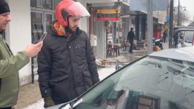 Erzincan’da Recep Yazıcıoğlu Caddesi’nde bir binanın su tahliye borusu koparak
