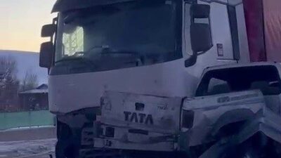 Erzurum’da etkili olan şiddetli kar yağışı nedeniyle buzlanan yollar, trafik