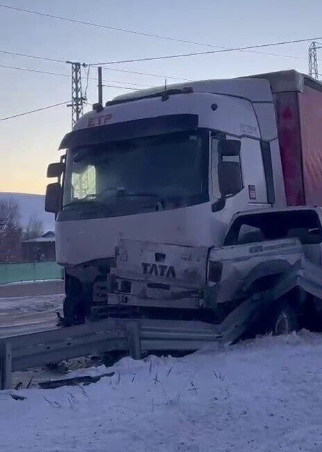 Erzurum’da etkili olan şiddetli kar yağışı nedeniyle buzlanan yollar, trafik
