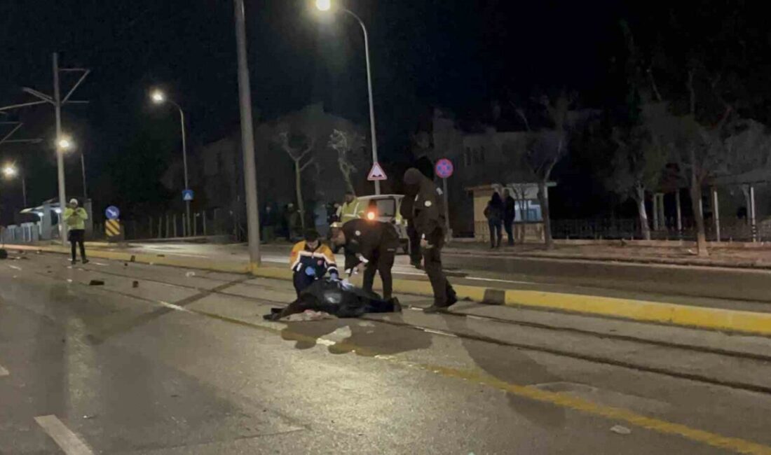 Eskişehir’de meydana gelen üzücü bir olayda, hızla ilerleyen bir otomobilin