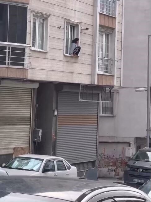 İstanbul’un Esenyurt ilçesinde yaşandığı iddia edilen olayda, kocası tarafından darp