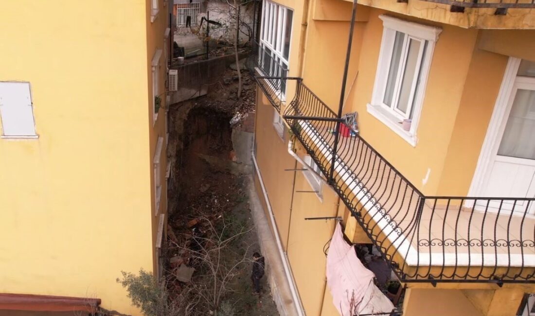 Eyüpsultan ilçesinde bulunan 5 katlı binanın bitişiğindeki istinat duvarı, yoğun