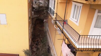 Eyüpsultan ilçesinde bulunan 5 katlı binanın bitişiğindeki istinat duvarı, yoğun