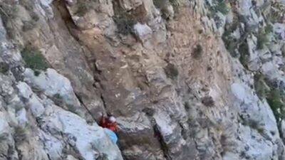 Fethiye ilçesinde bir keçi, kayalık alanda mahsur kaldıktan sonra MAG