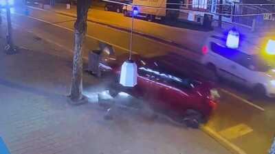 İnegöl ilçesindeki bir kaza, sürücünün yanlışlıkla gaza basması sonucunda meydana
