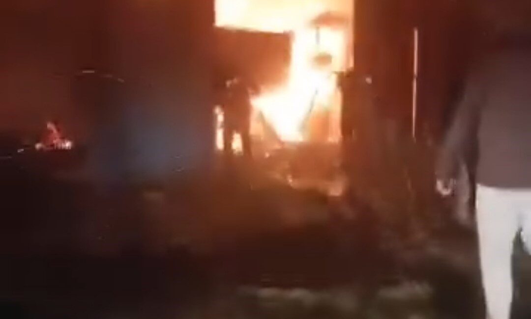 Kızıldağ Yeniyapan köyünde bir evin garajında çıkan yangın sonucunda traktör