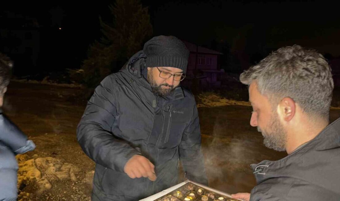 Düzce’deki görevli gazeteciler, yeni yıl kutlamalarında polislere sürpriz yaparak memnuniyetlerini