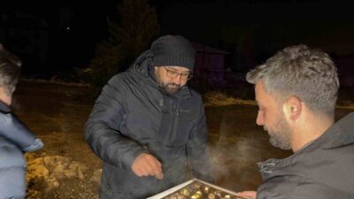 Düzce’deki görevli gazeteciler, yeni yıl kutlamalarında polislere sürpriz yaparak memnuniyetlerini