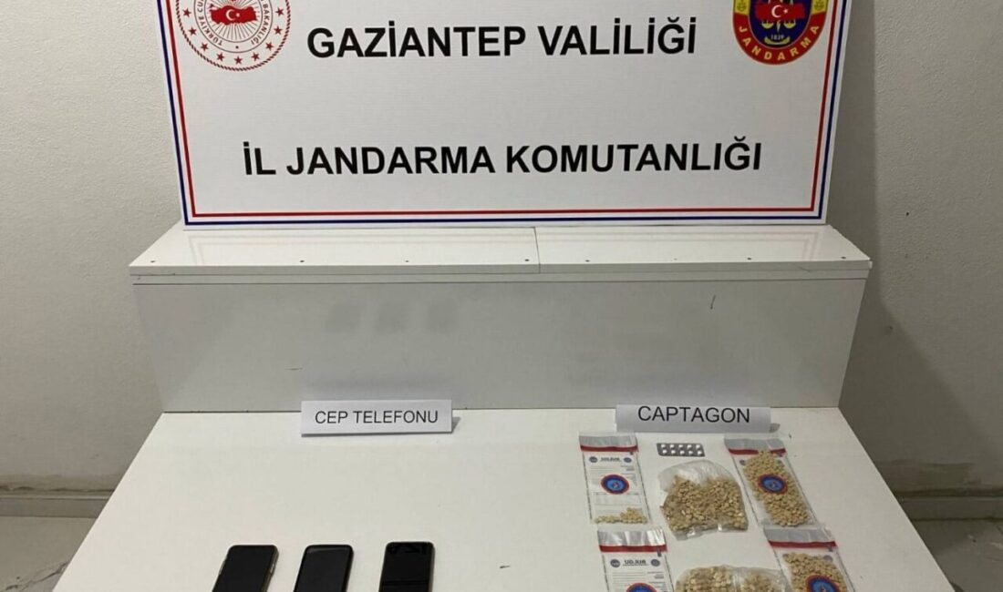 Gaziantep’te jandarma ekiplerinin yürüttüğü operasyon sonucunda 5 bin adet uyuşturucu