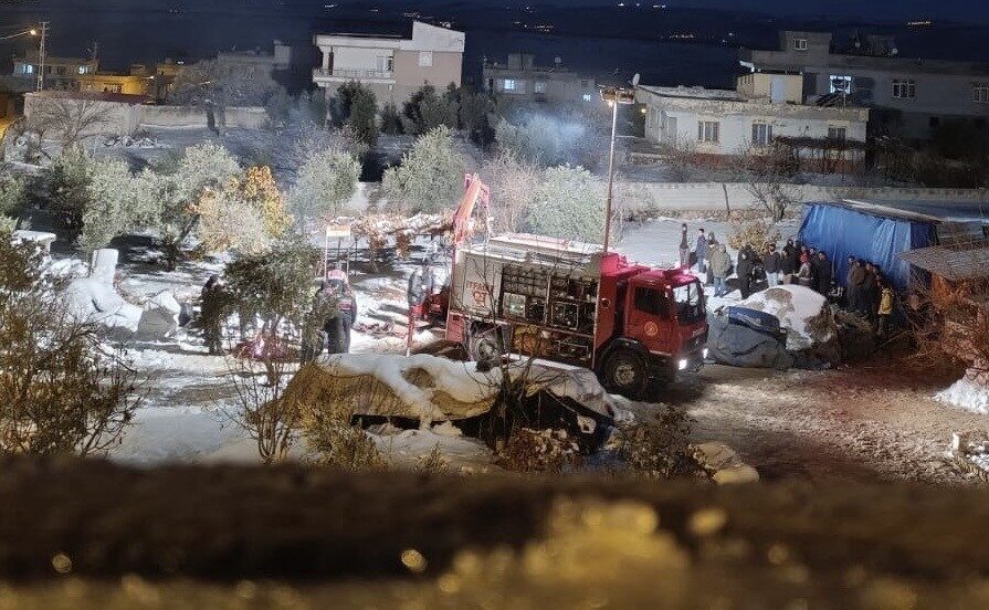 Gaziantep’in Yavuzeli ilçesinde bir besici, dengesini kaybederek yem karma makinesine