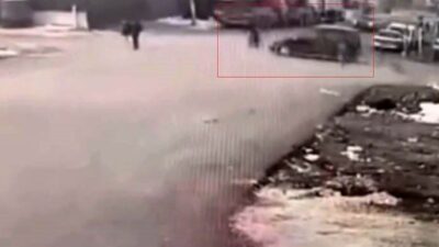 Gaziantep’te, bir kavşakta meydana gelen olayda, hafif ticari araç önce