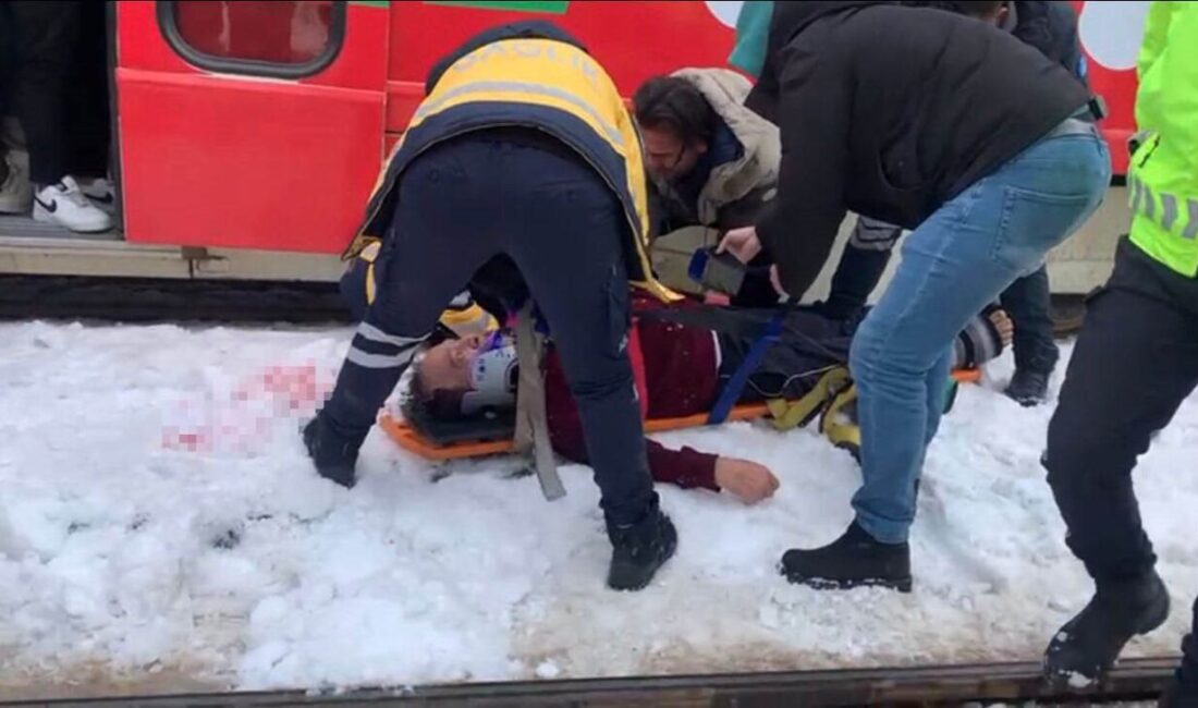 Gaziantep’te tramvayın çarpması sonucu yaralanan bir adam hastaneye kaldırıldı. Kaza,