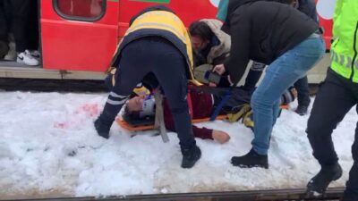 Gaziantep’te tramvayın çarpması sonucu yaralanan bir adam hastaneye kaldırıldı. Kaza,
