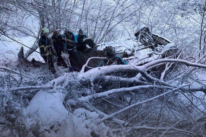 Giresun’da yoğun kar yağışının sebep olduğu kazada bir araç fındık