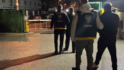 Gölmarmara ilçesinde maskeli ve pompalı tüfekle kuyumcu soygunu gerçekleştiren iki