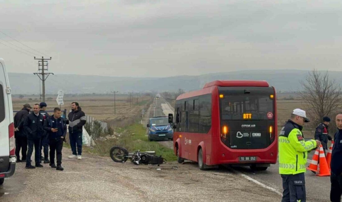 Balıkesir’in Gönen ilçesinde yaşanan trafik kazasında minibüs ile motosiklet çarpıştı,
