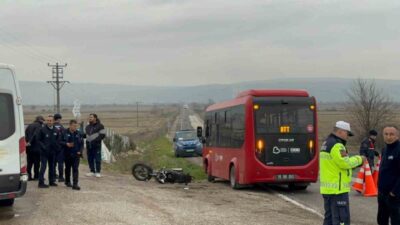 Balıkesir’in Gönen ilçesinde yaşanan trafik kazasında minibüs ile motosiklet çarpıştı,