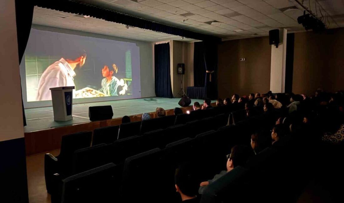 Çorum’da gerçekleştirilen bir etkinlikte, görme engelli vatandaşlar için sesli betimlemeli