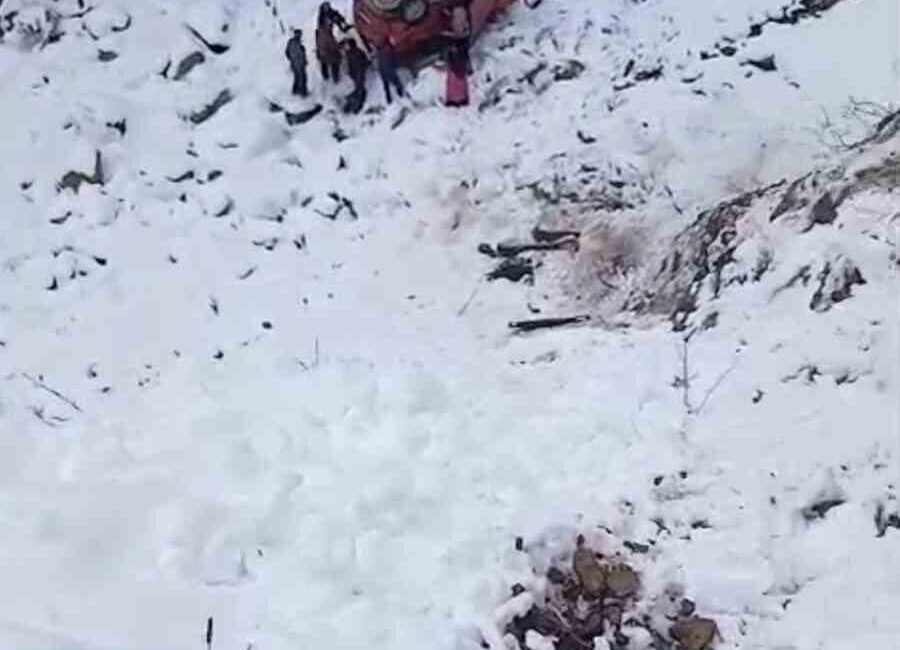 Kamyonetin Kar Yolunda Uçuruma Yuvarlanması Sonucu 5 Kişi Yaralandı Gümüşhane’nin