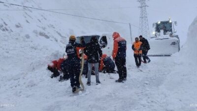 Hakkari-Van karayolu Arslankaya Tüneli civarında meydana gelen çığ düşmesi sonucu