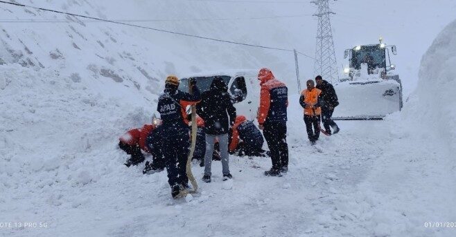 Hakkari-Van karayolu Arslankaya Tüneli civarında meydana gelen çığ düşmesi sonucu