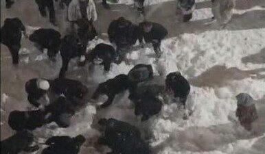 Hakkâri’de bir kız öğrenci, çatıdan düşen kar kütlesinin altında kalarak