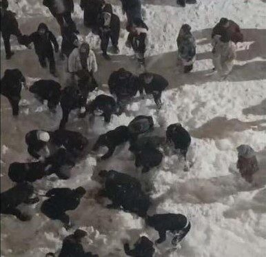 Hakkâri’de bir kız öğrenci, çatıdan düşen kar kütlesinin altında kalarak