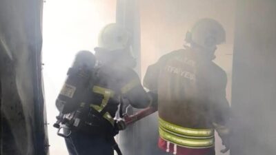 Samandağ ilçesindeki bir konteyner, alevlerin etkisiyle tamamen kullanılamaz hale geldi.