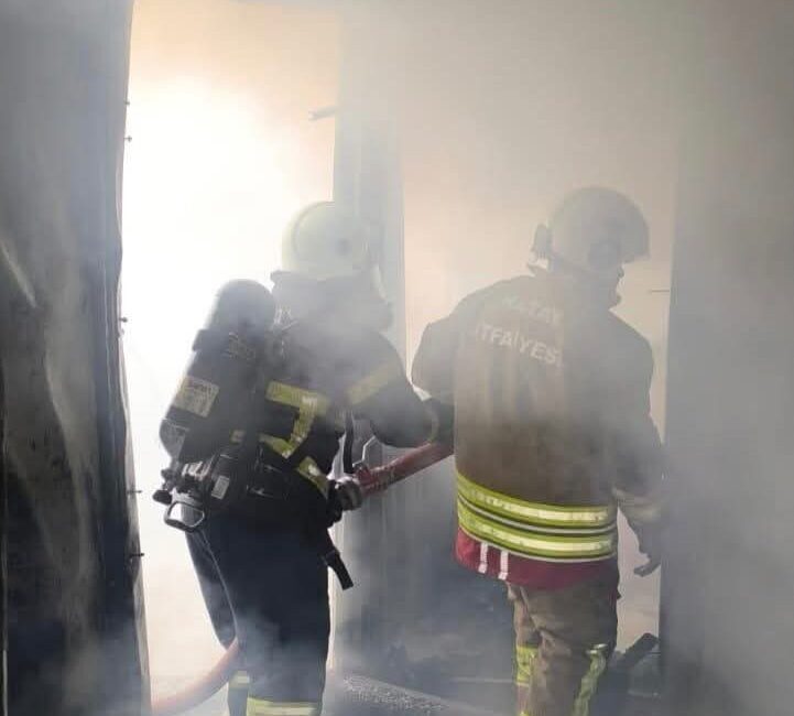 Samandağ ilçesindeki bir konteyner, alevlerin etkisiyle tamamen kullanılamaz hale geldi.