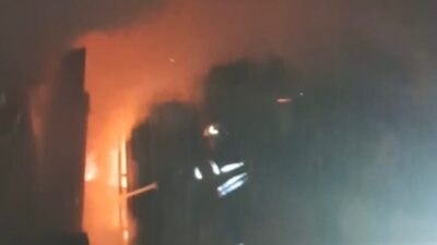 Hatay’ın Defne ilçesindeki Turunçlu Mahallesi’nde yaşanan bir yangında, bir iş