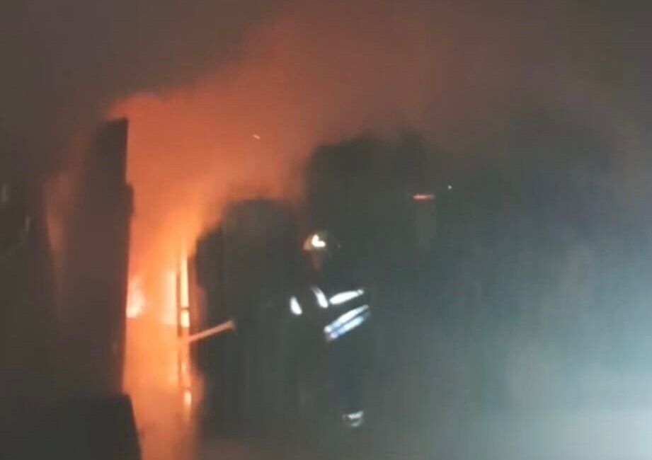 Hatay’ın Defne ilçesindeki Turunçlu Mahallesi’nde yaşanan bir yangında, bir iş