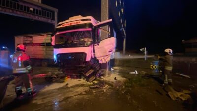 Hatay’ın Dörtyol ilçesinde meydana gelen trafik kazasında, otoban gişelerinde seyir