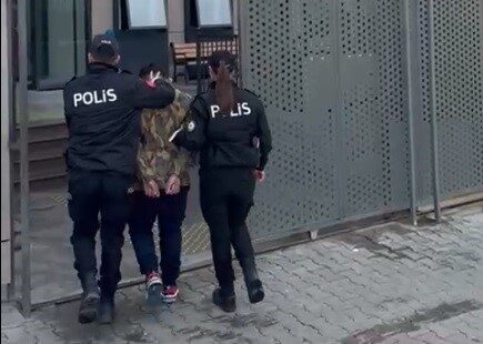İzmir’in Konak ilçesinde polis tarafından yapılan denetimlerde yakalanan 55 yaşındaki