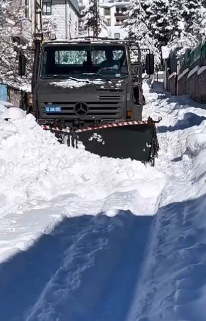 Hozat ilçe merkezine etkili olan yoğun kar yağışı sırasında, Ilıca