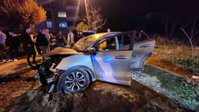 Mustafakemalpaşa ilçesinde meydana gelen trafik kazasında iki aracın çarpışması sonucu