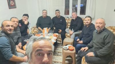 Yıllar su gibi akıp geçsede, bazı dostlukların üzerine toz konmuyor.