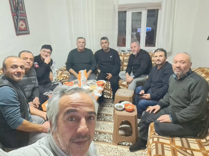 Yıllar su gibi akıp geçsede, bazı dostlukların üzerine toz konmuyor.