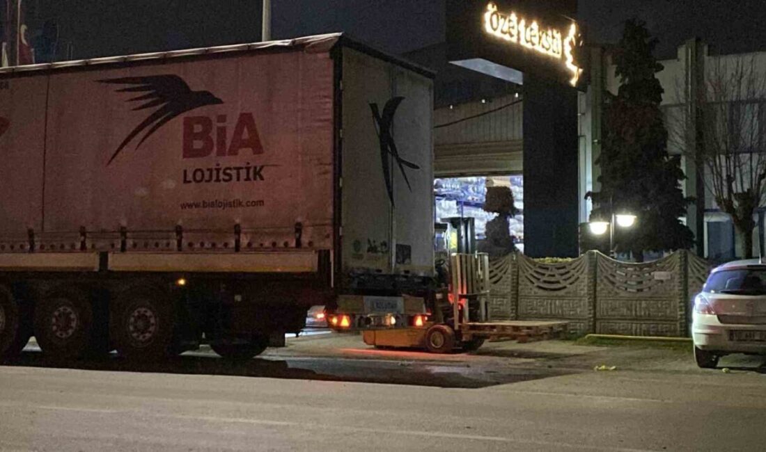 Bir işçinin park halindeki bir TIR’ın dorsesinden düşerek yaralandığı bildirildi.