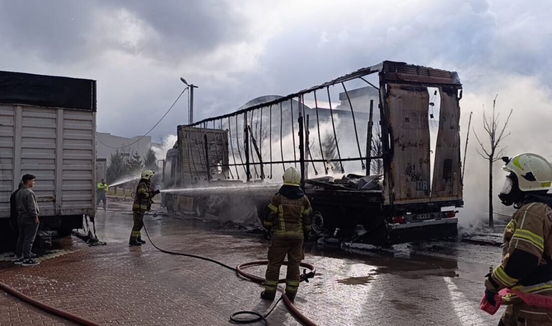 Bursa’nın İnegöl ilçesinde park halindeki bir tır dorsesinde başlayan yangın,