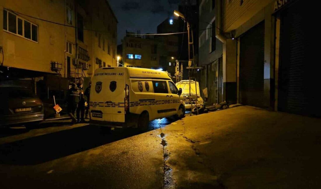 Kağıthane’de bir evsiz adam, ısınmak amacıyla tamirhane önünde bulunan bir