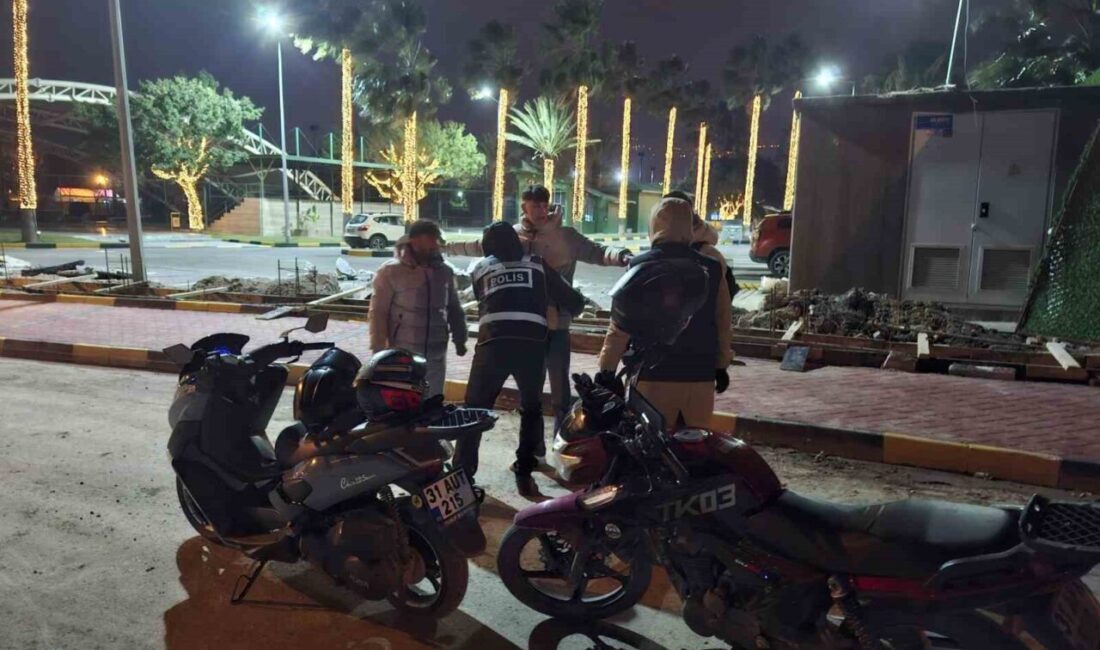 Hatay’ın İskenderun ilçesinde, gece karanlığında soğuk havada huzur ve güvenliği