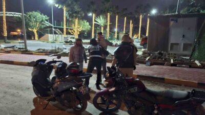 Hatay’ın İskenderun ilçesinde, gece karanlığında soğuk havada huzur ve güvenliği