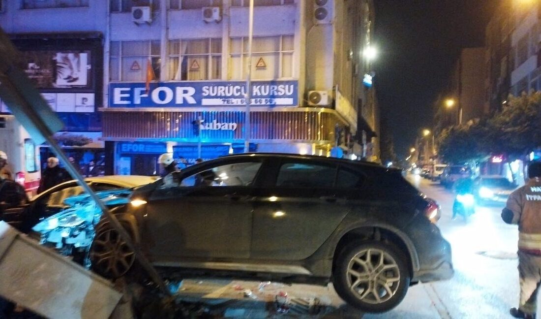 Hatay’ın İskenderun ilçesinde meydana gelen trafik kazasında, 2 otomobilin çarpışması